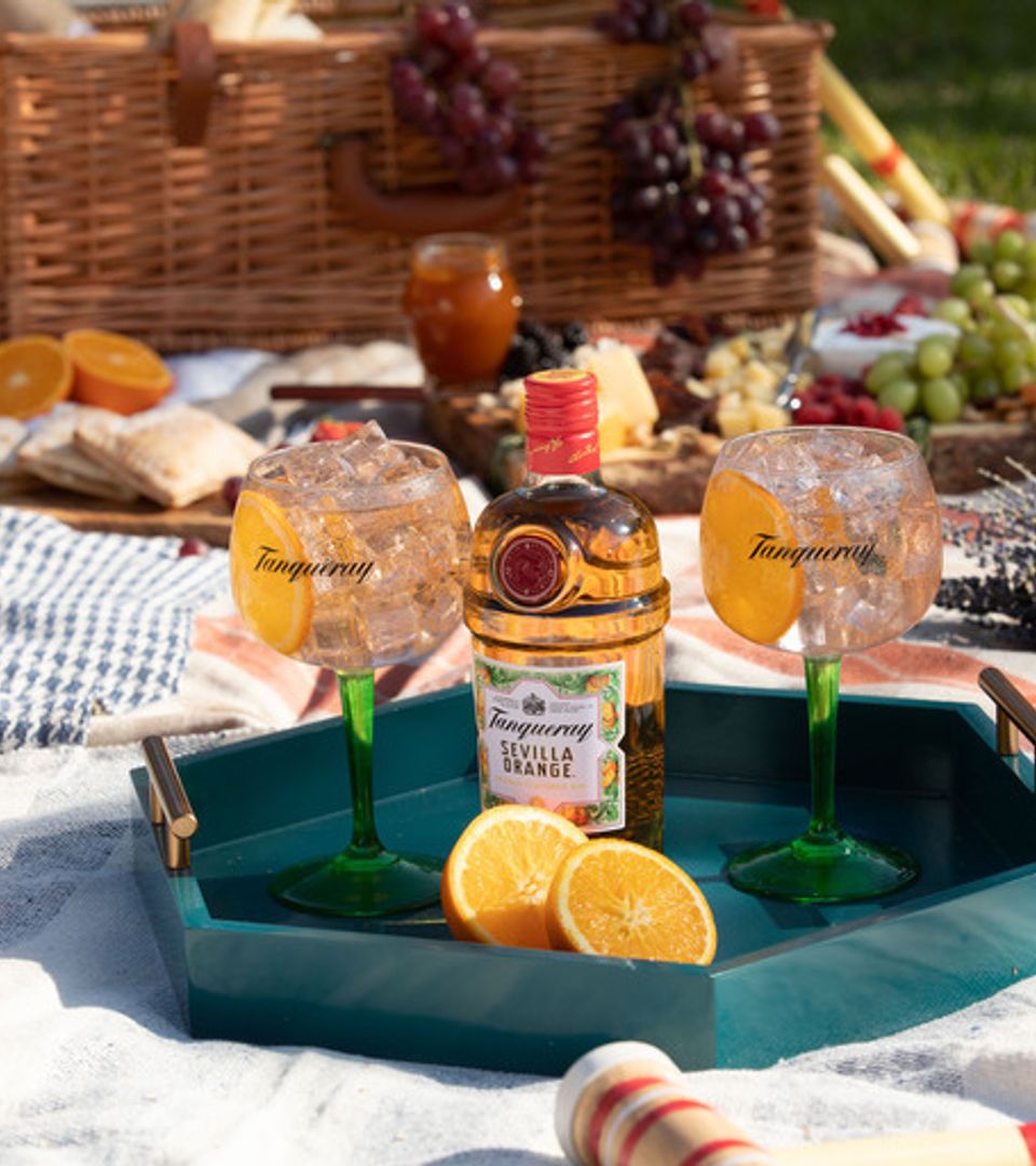Tanqueray flor de sevilla serve