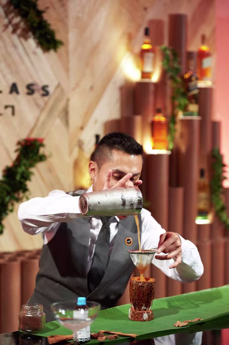 Bartender sirviendo un negroni