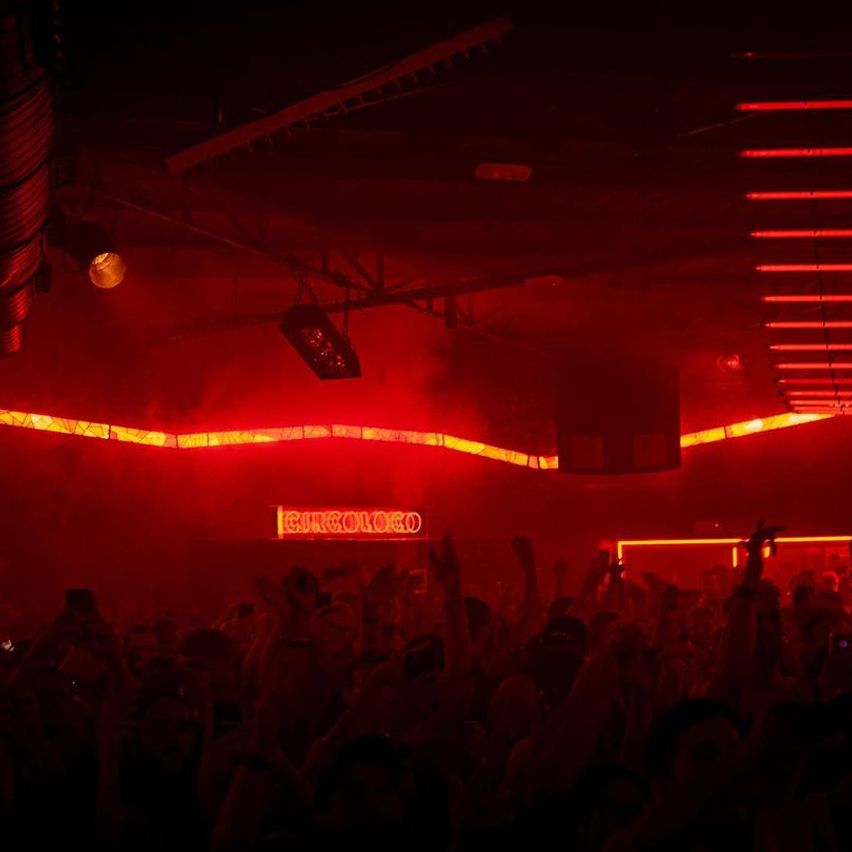 La imagen muestra  un cartel luminoso que dice "Circo Loco" y su respectiva fiesta.