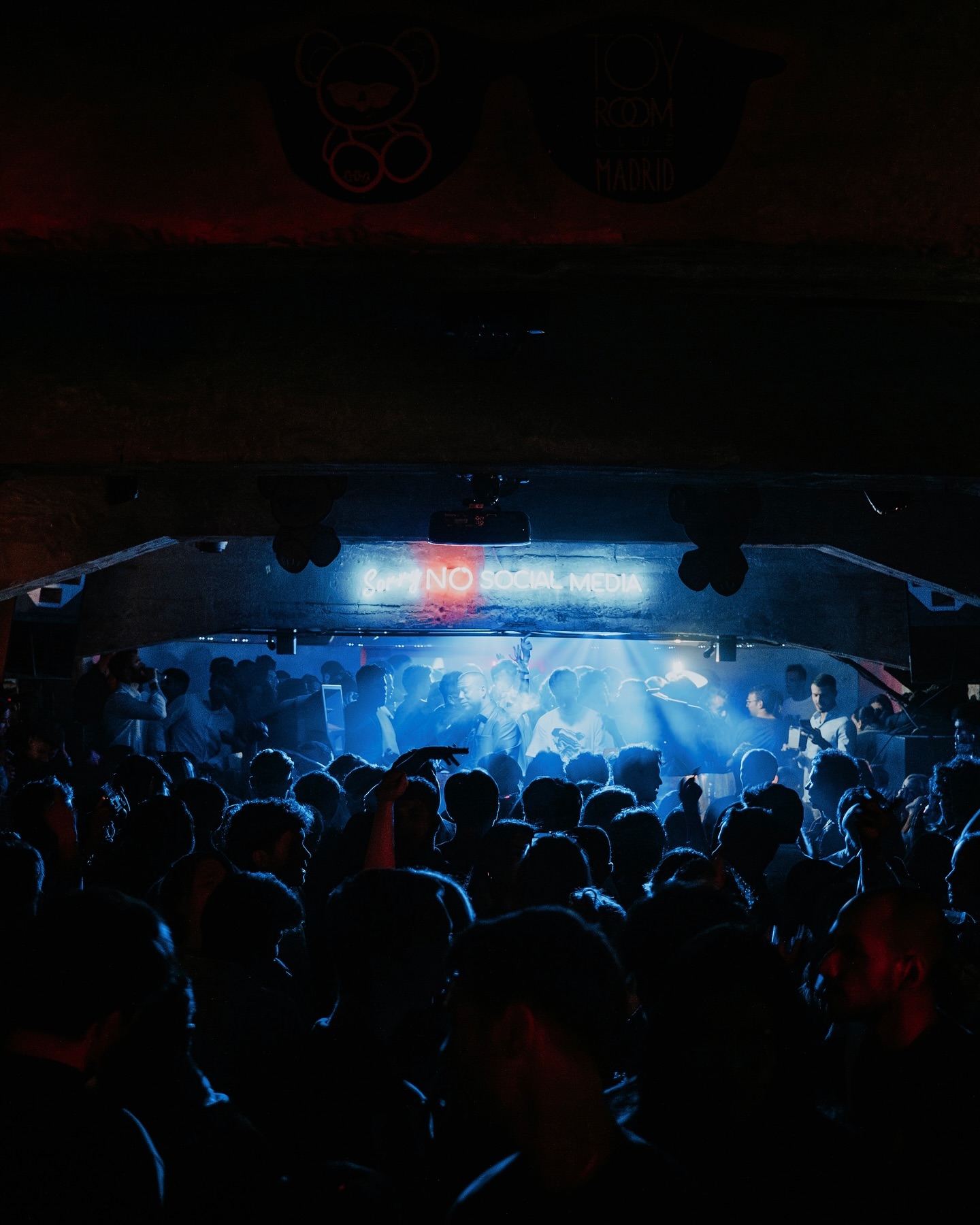 Toy Room Madrid muestra un ambiente vibrante con una multitud en la pista de baile iluminada por luces azules.