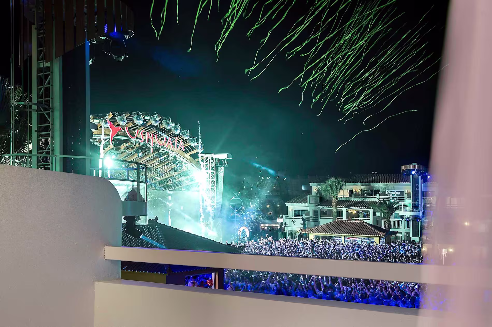 En Ushuaïa Tower, las noches cobran vida con increíbles fiestas y un ambiente electrizante frente a un imponente escenario.