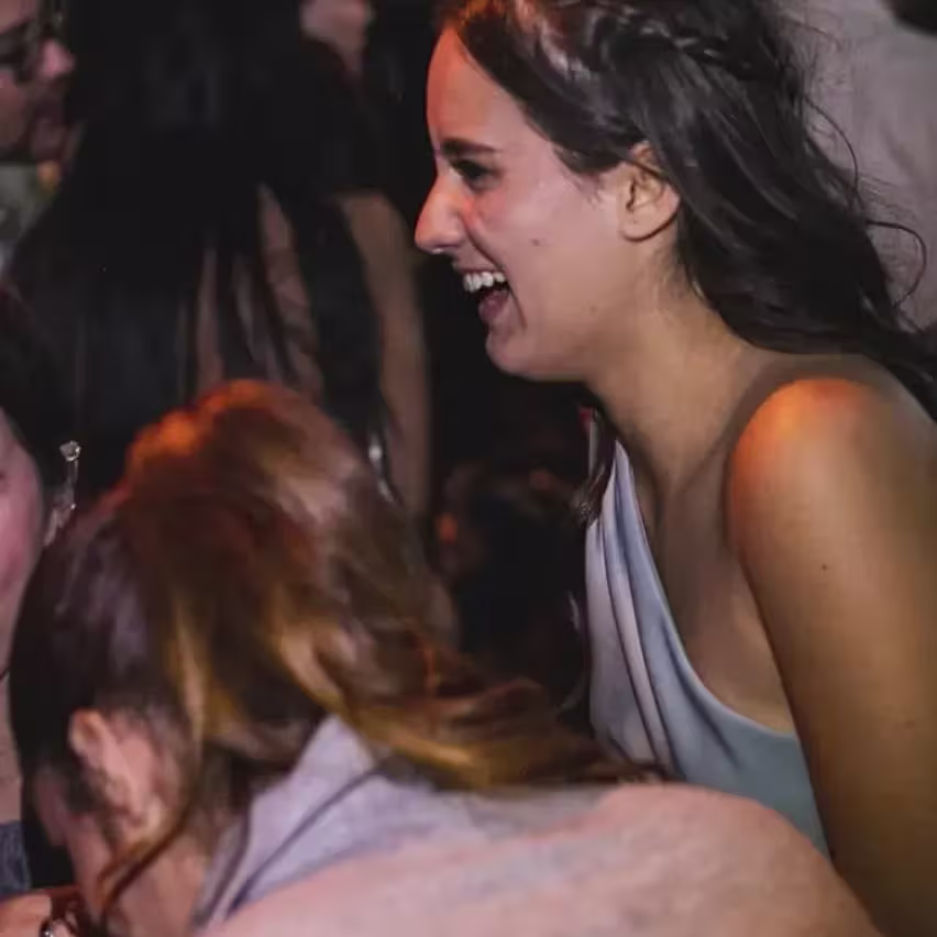 Dos mujeres festejando en Solara Disco