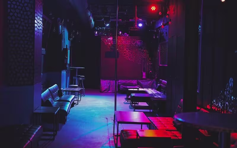Believe Club ofrece un ambiente de neón y luces vibrantes, con sofás y mesas bajos, ideal para disfrutar de la noche en una atmósfera íntima y moderna.