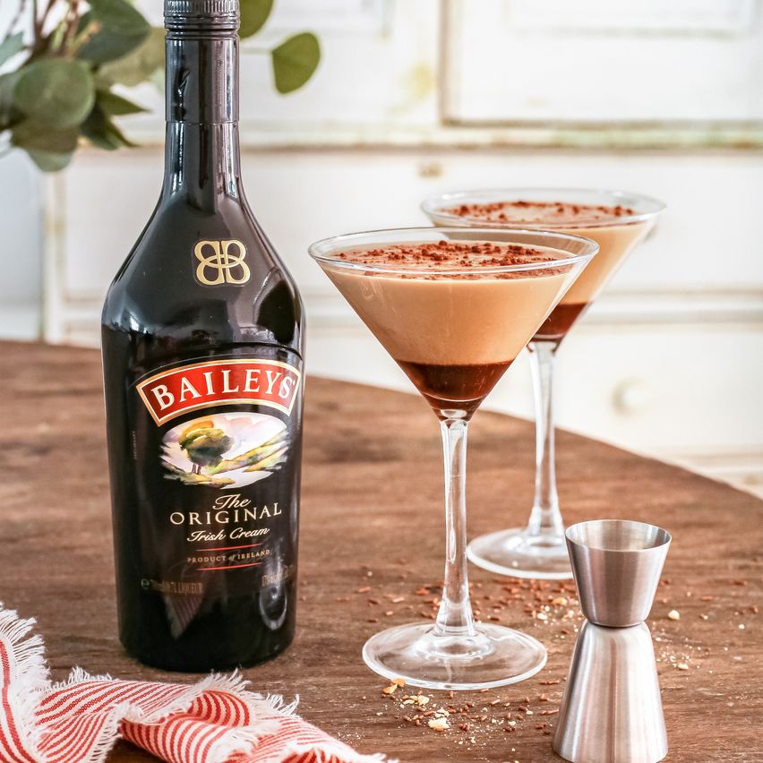 Botella de Baileys Original Irish Cream con una copa de martini con Chocolatini