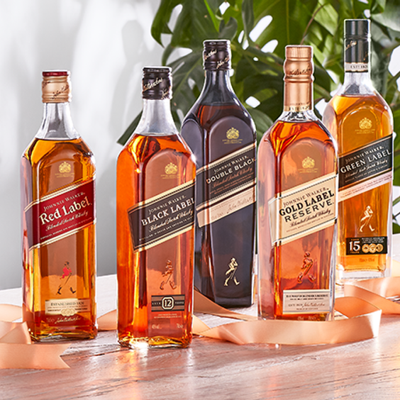 En la foto se pueden observar todas las botellas de las etiquetas del whisky Johnnie Walker.