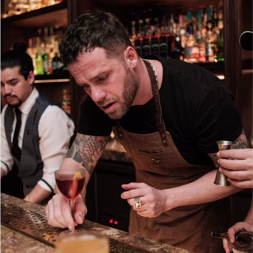 Bartender preparando un cóctel 