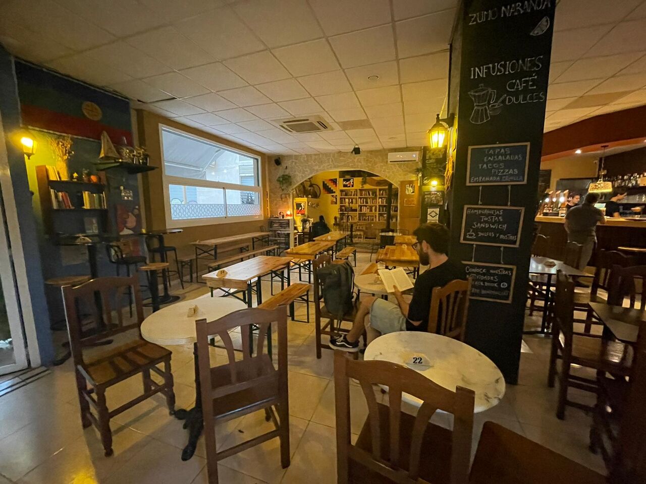 Kaf Café, un acogedor café literario con estanterías de libros, mesas de madera y un ambiente relajado ideal para disfrutar de lectura y café.