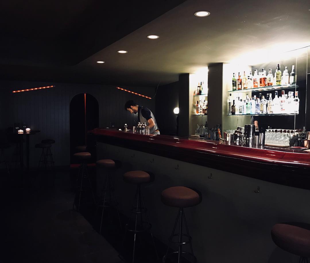 Marlowe Bar ofrece un espacio íntimo con barra minimalista, iluminación tenue y una cuidada selección de licores y cócteles.