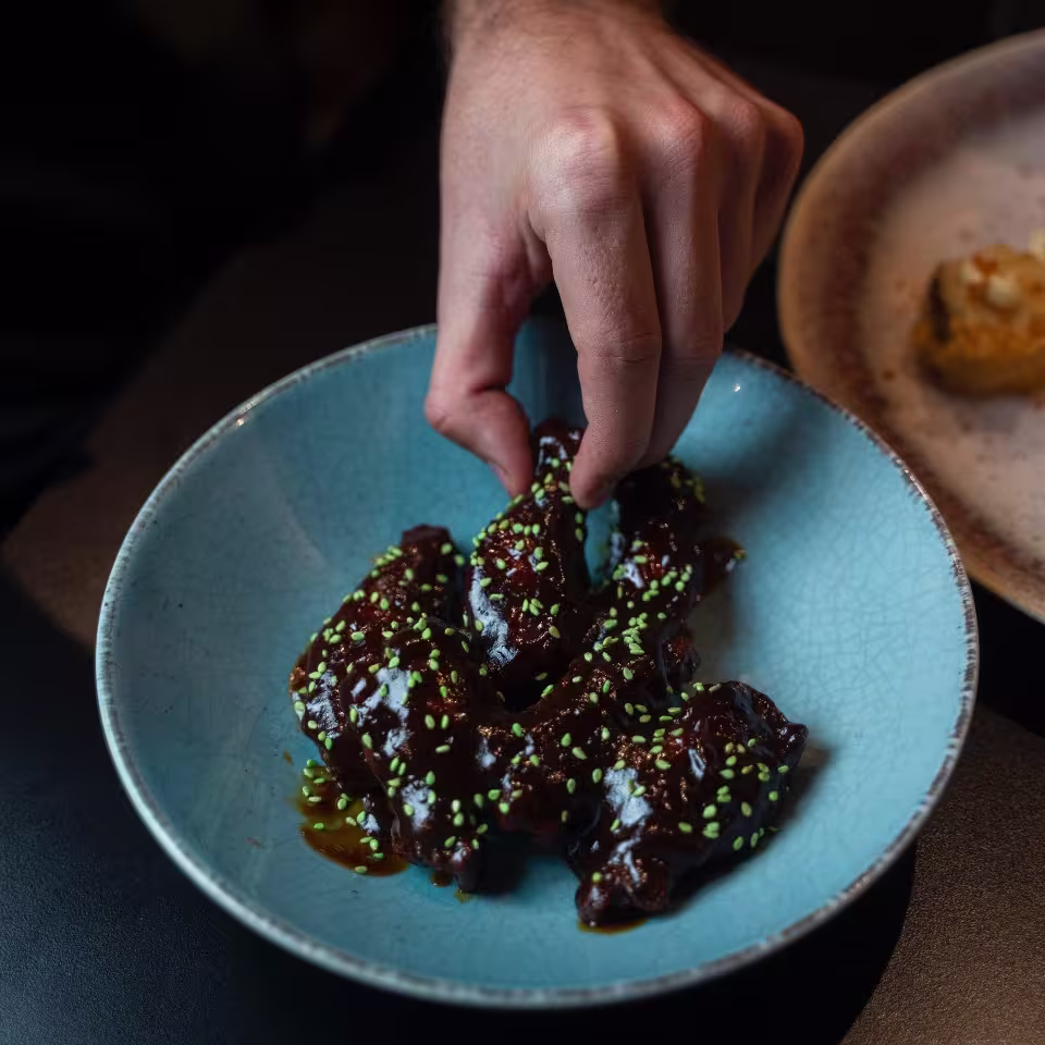 Para los que juegan en serio: alitas con salsa intensa y toque crujiente. En Casa Mundo GastroSport se vive el sabor a lo grande.