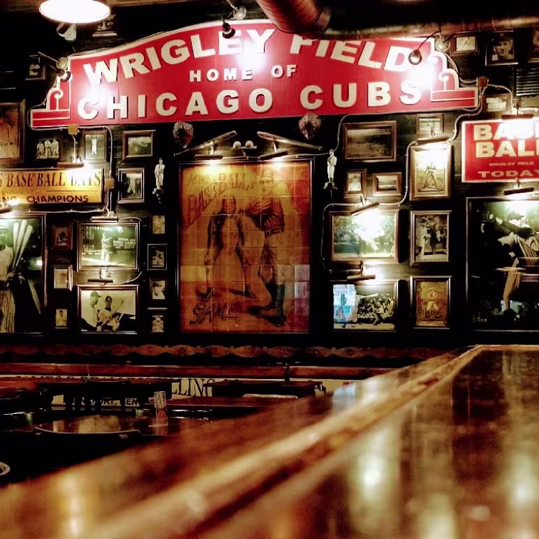 Sonora Sports Tavern exhibe paredes llenas de memorabilia de béisbol, con un toque vintage que recrea la atmósfera de los bares deportivos clásicos.