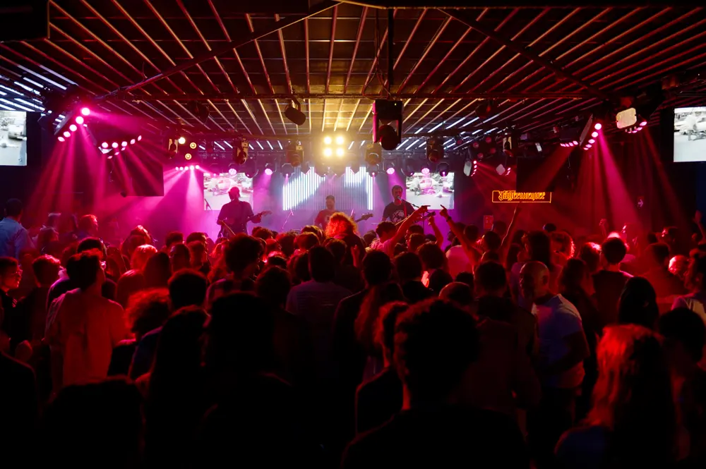 Malandar Music Club ofrece noches vibrantes con música en vivo y un ambiente enérgico, perfecto para disfrutar de conciertos y buenos momentos.