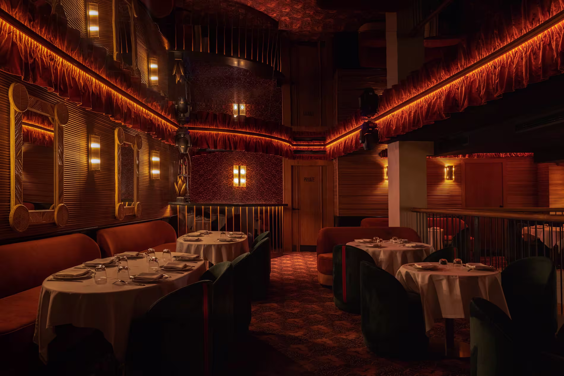 Un ambiente íntimo y sofisticado con luces cálidas y detalles vintage, ideal para cenas exclusivas y momentos inolvidables en Bribón.