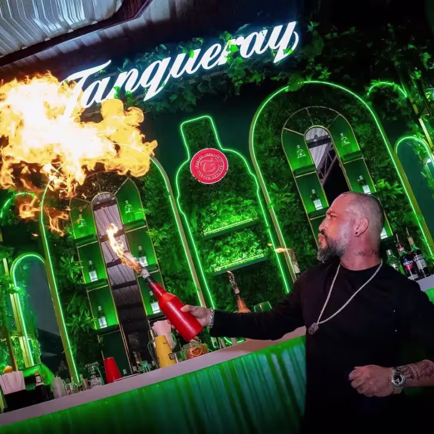 Bartender prepara un trago flameado
