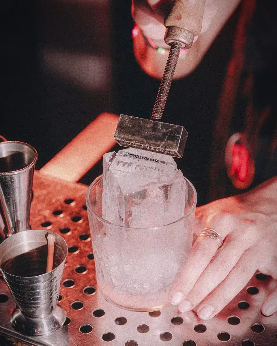 Club Sauvage eleva la coctelería al arte con detalles únicos como hielo personalizado y  ambiente sofisticado, ideal para los amantes de la mixología.