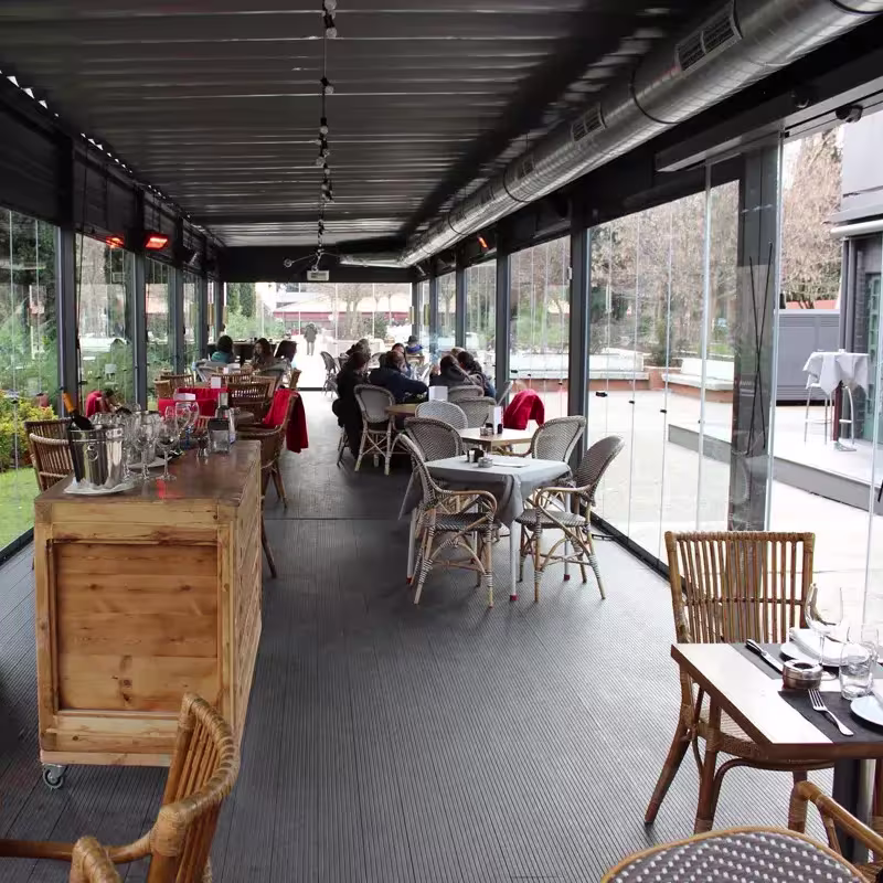 Un espacio acogedor en Terraza Lobbo, con su terraza climatizada rodeada de naturaleza y diseño, perfecta para disfrutar en cualquier temporada.