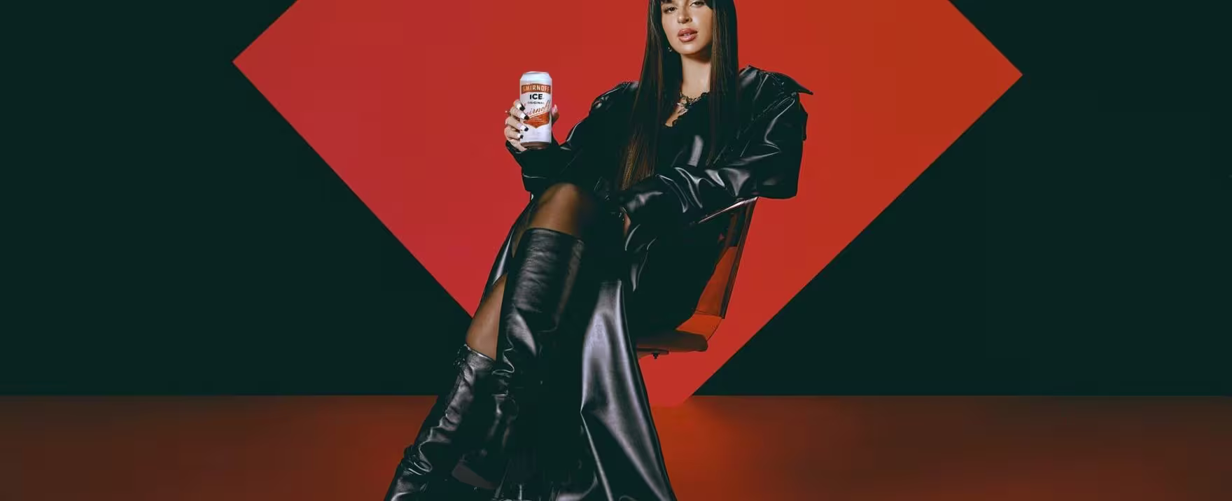 En la imagen, se puede observar a la artista Nathy Peluso sentada, posando con una lata de Smirnoff Ice