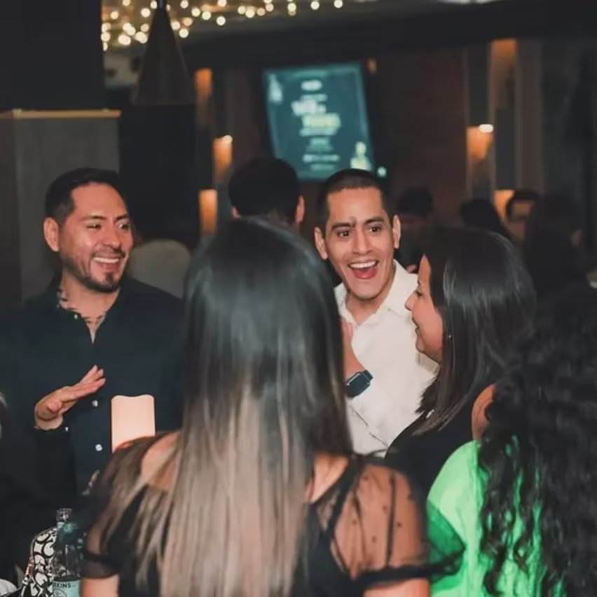 Personas bailando en Poción
