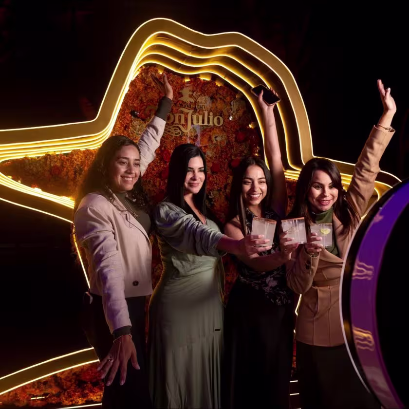 La imagen muestra cuatro mujeres posando con cócteles preparados con tequila Don Julio en la mano.