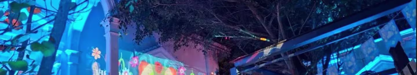 Patio de bar iluminado con la temática del día de Muertos
