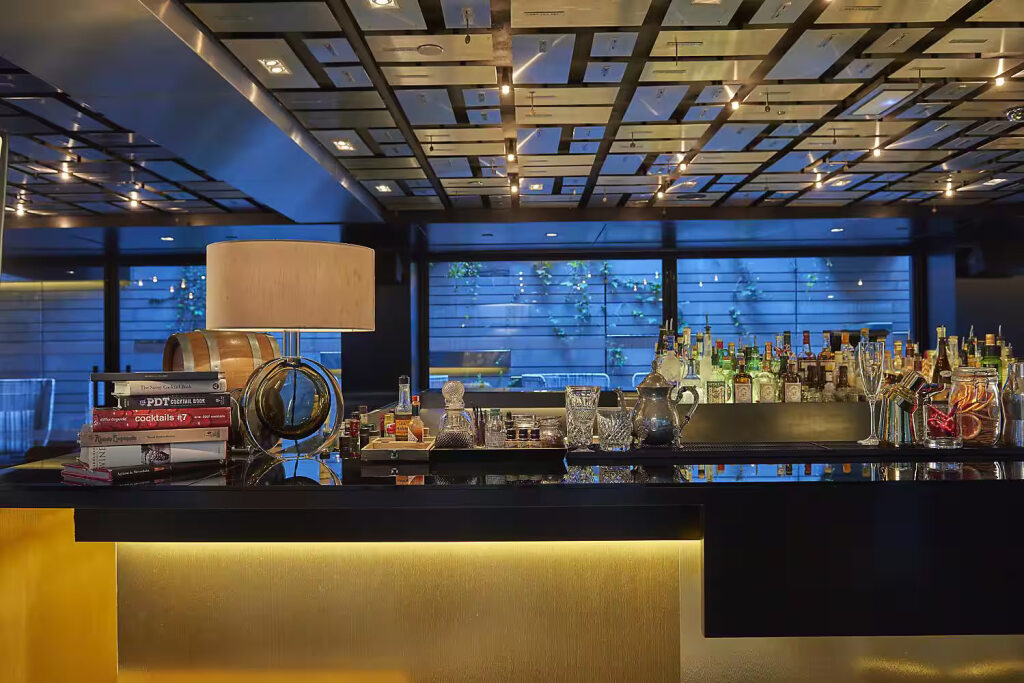 El bar del Mandarin Oriental Barcelona, diseño elegante y ambiente acogedor, invita a disfrutar de una experiencia única junto a un jardín exterior.