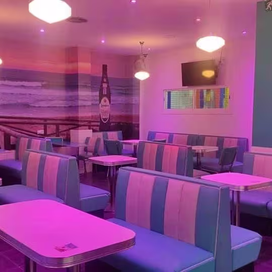 El Palmar Montequinto destaca con su ambiente fresco y colores vibrantes. Un lugar ideal para compartir momentos en cómodos asientos estilo retro.