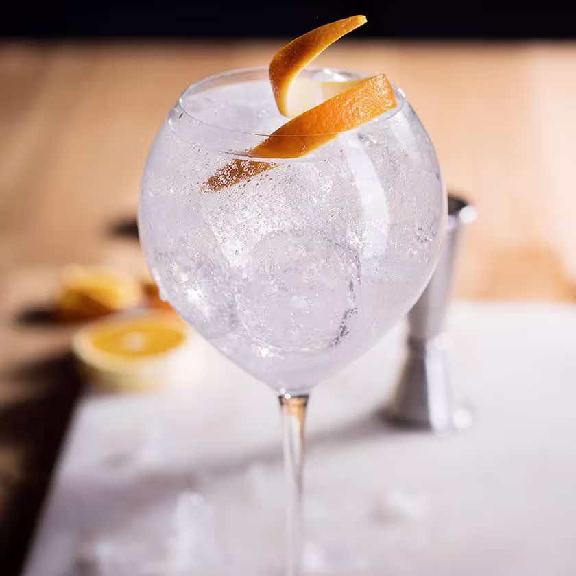 Tanqueray Ten Tonic Cáscara de Naranja Servir