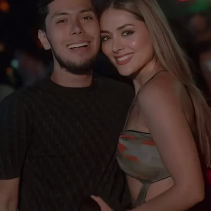 Una pareja posando para una foto