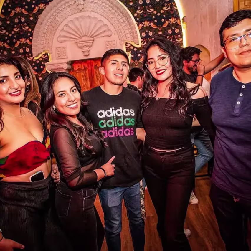 Personas pasándola bien en Residente