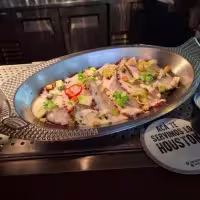 En la imagen se ve un plato sobre la mesa, con forma de pescado.