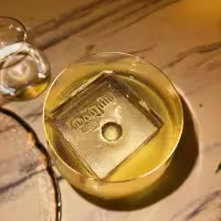 Vaso de tequila Don Julio con un cubo de hielo personalizado de la marca