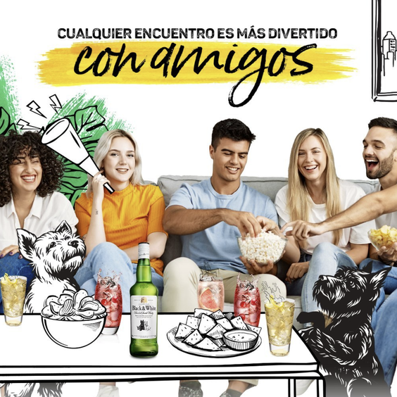 La imagen muestra un grupo de amigos sentados en un sillón y sobre una mesa, una botella de whisky Black & White, diferentes platos de comidas y cócteles.