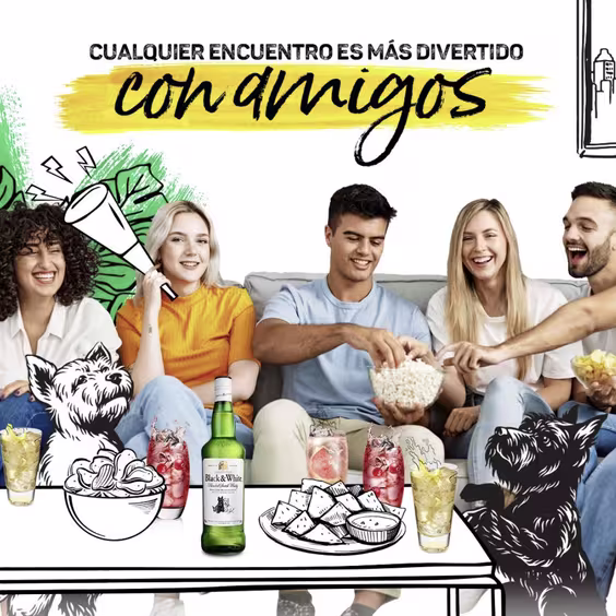 La imagen muestra un grupo de amigos sentados en un sillón y sobre una mesa, una botella de whisky Black & White, diferentes platos de comidas y cócteles.