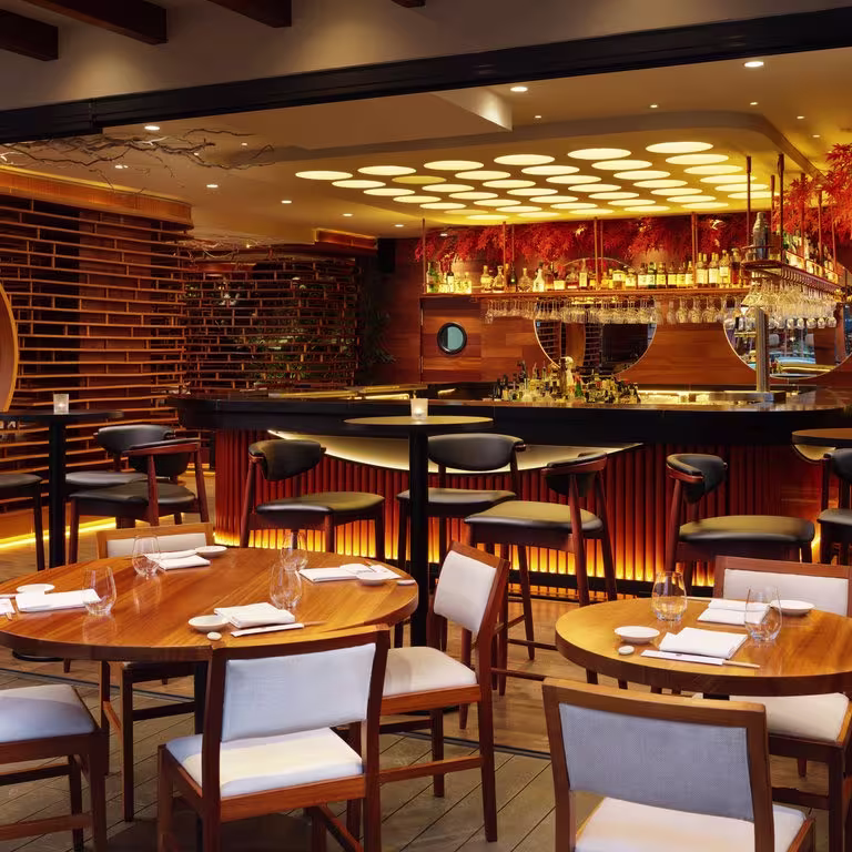 El elegante espacio de Nobu Marbella combina detalles sofisticados con una atmósfera acogedora, ideal para disfrutar de la alta cocina.