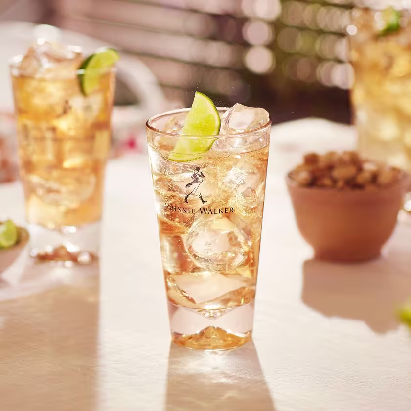 La imagen muestra vasos que contienen cócteles preparados con el whisky Johnnie Walker Red Label y soda.