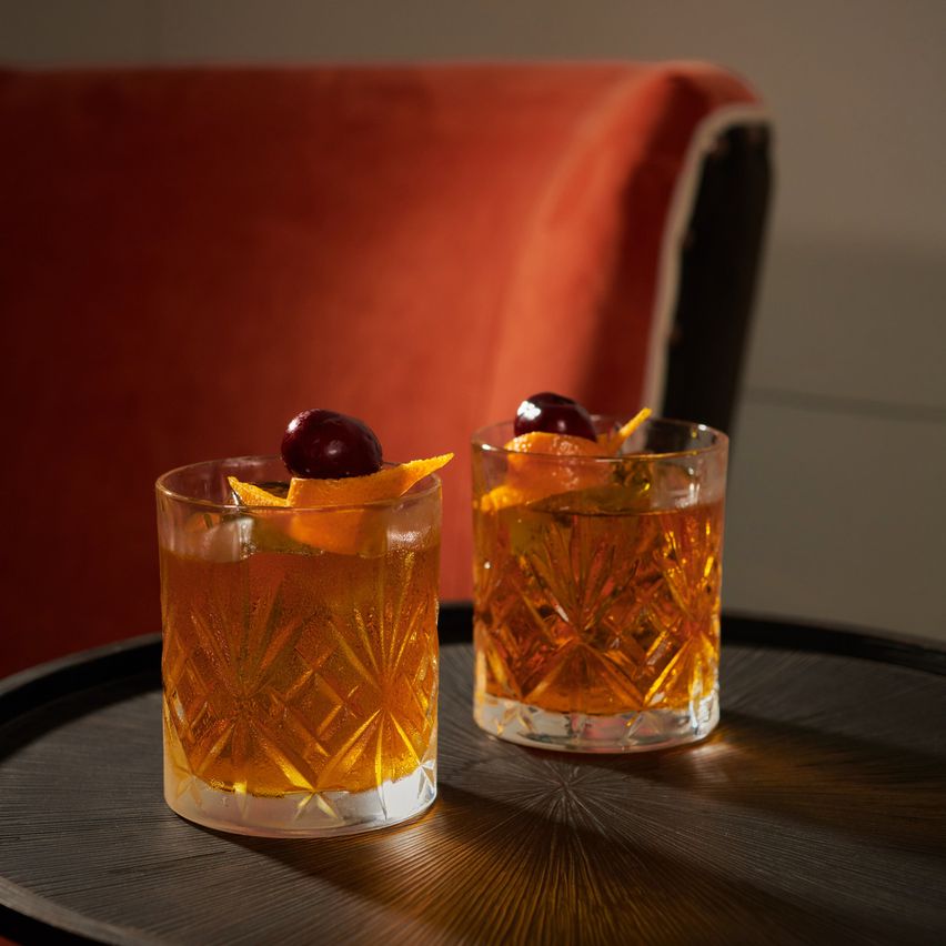La imagen muestra dos vasos rocks llenas de Singleton Old Fashioned