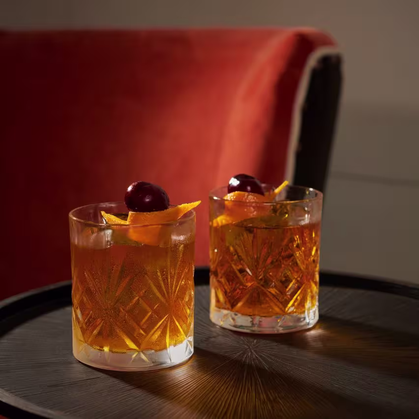 La imagen muestra dos vasos rocks llenas de Singleton Old Fashioned