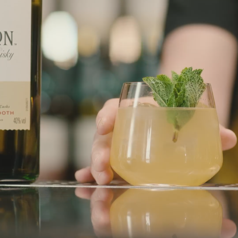 La imagen muestra un vaso con el cóctel Singleton Orchard.