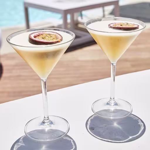 Opium Beach Club Marbella presenta cócteles refinados junto a la piscina en un ambiente moderno y luminoso, ideal para días soleados y relajación.