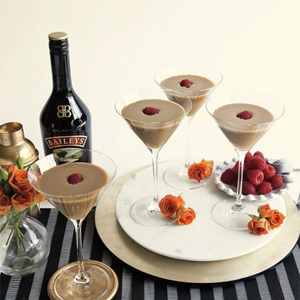 Cuatro copas de Baileys French Dream junto a una botella de Baileys