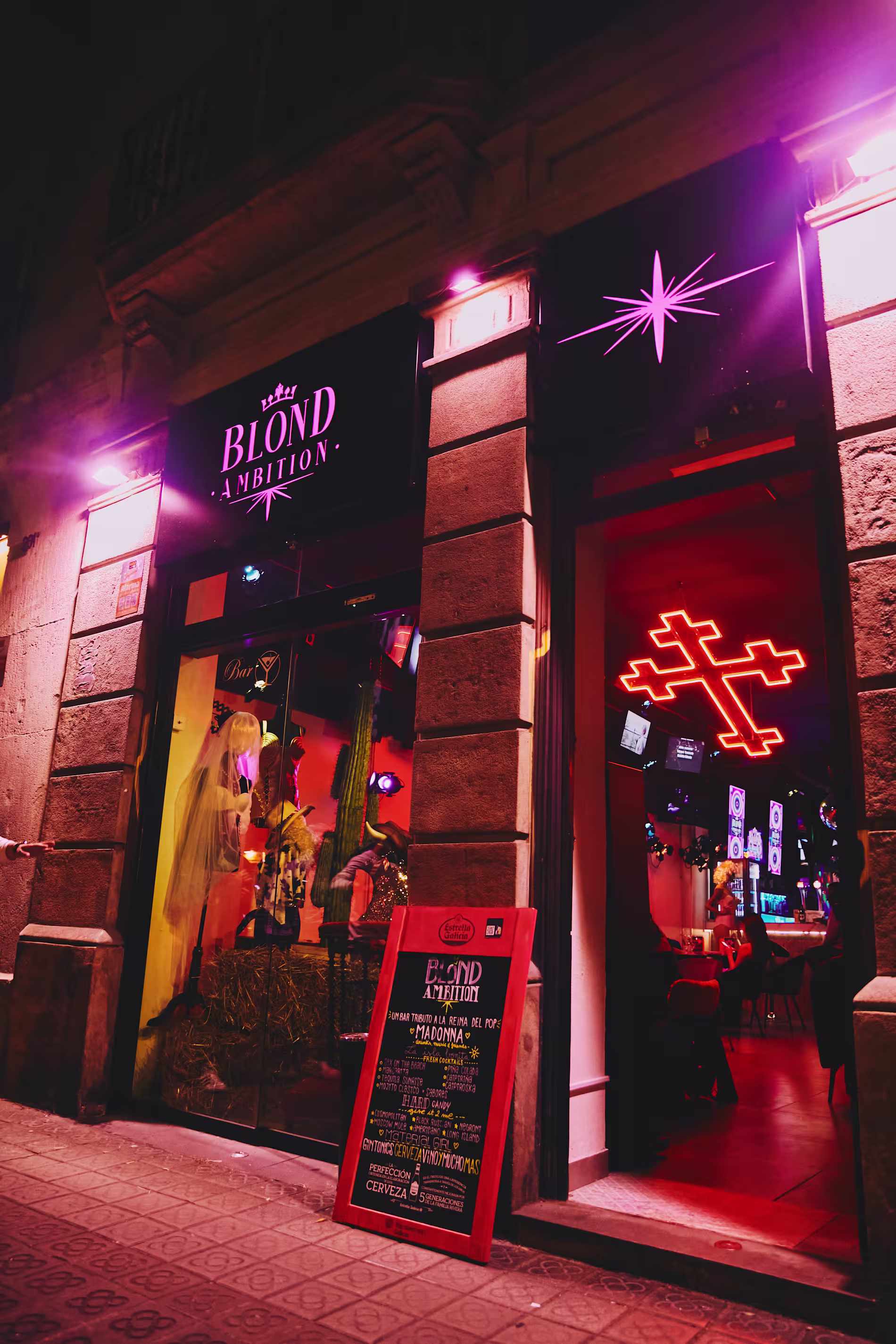 Blond Ambition celebra la noche con neones vibrantes, guiños a Madonna y una atmósfera divertida que invita a vivir la fiesta sin límites.