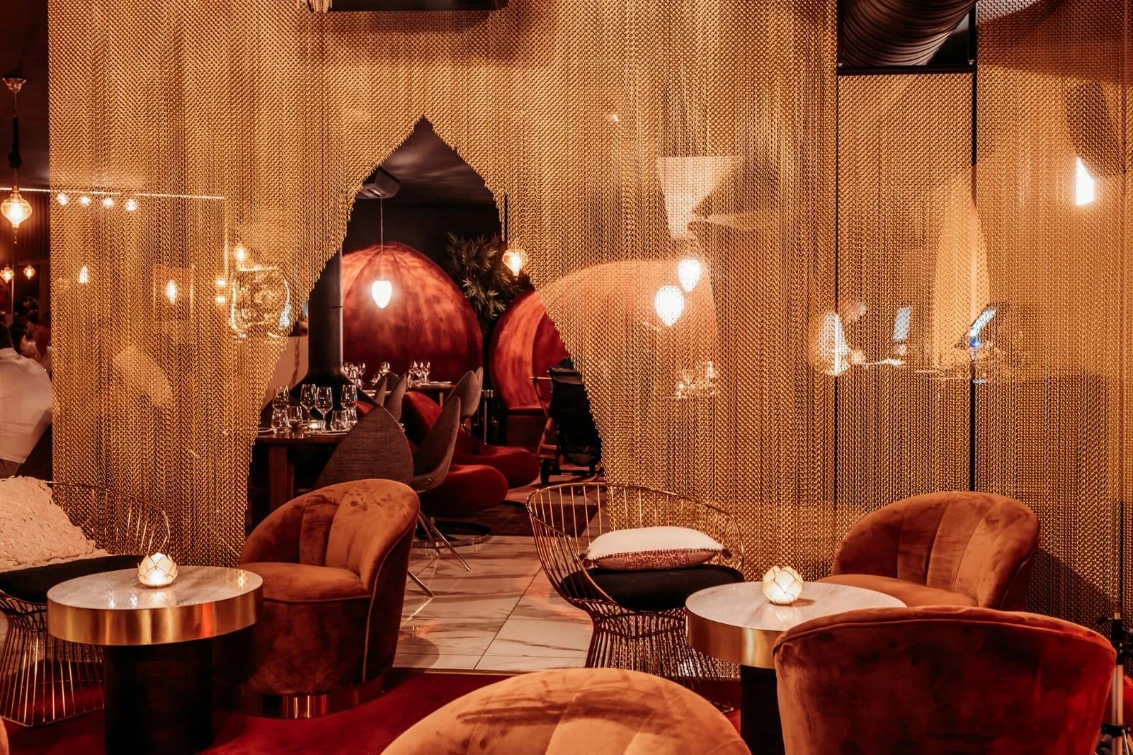 El interior de OCCO Marbella combina lujo y calidez, con un diseño envolvente y detalles dorados que crean un ambiente exclusivo y sofisticado.