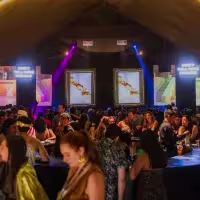 La imagen muestra personas bailando en la discoteca.