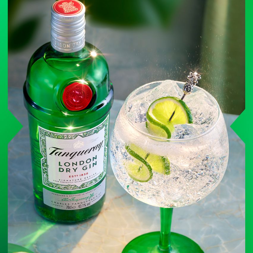 La imagen muestra una botella de gin Tanqueray London Dry y una copa rellena con un cóctel preparado con dicho destilado.