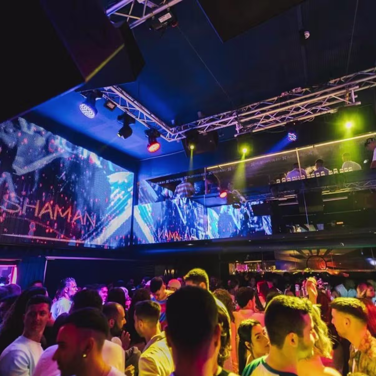 Amura: Club con luces vibrantes, pantallas LED y ambiente animado, ideal para noches de música y diversión en la pista.