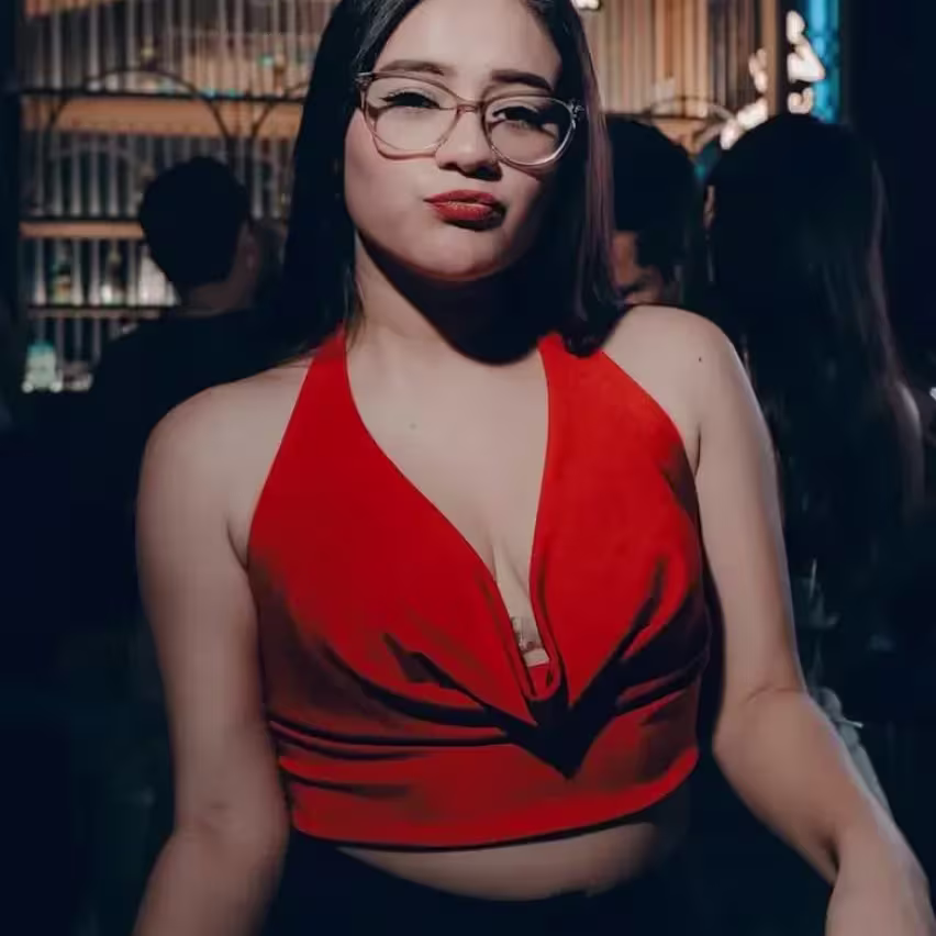 Una mujer posando para una foto en Dalí Discoteca