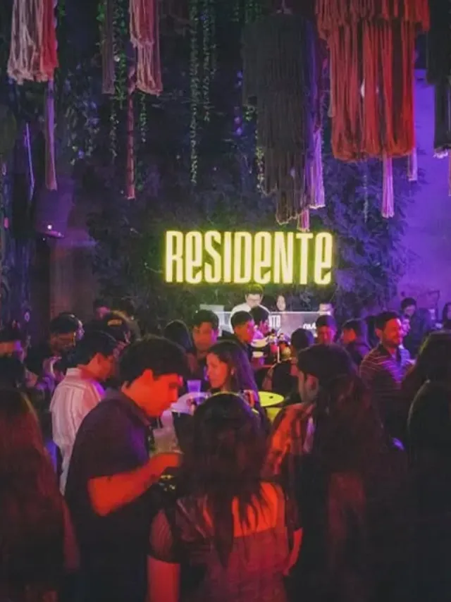 Personas pasándola bien en Residente