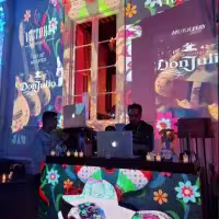 DJ tocando en un bar