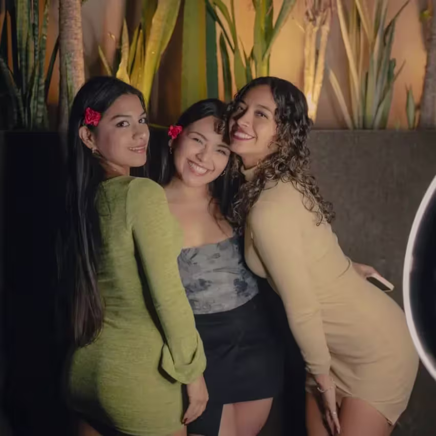 Tres mujeres posando para una foto en Frida Mezcal
