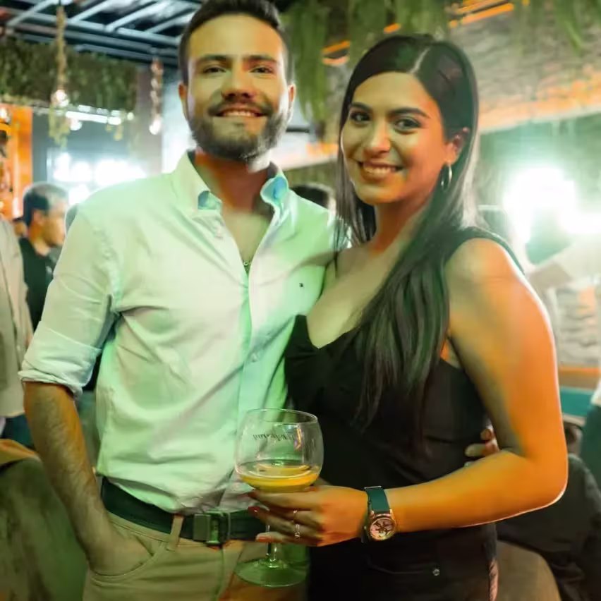 Un hombre y una mujer sonriendo y posando ante la cámara