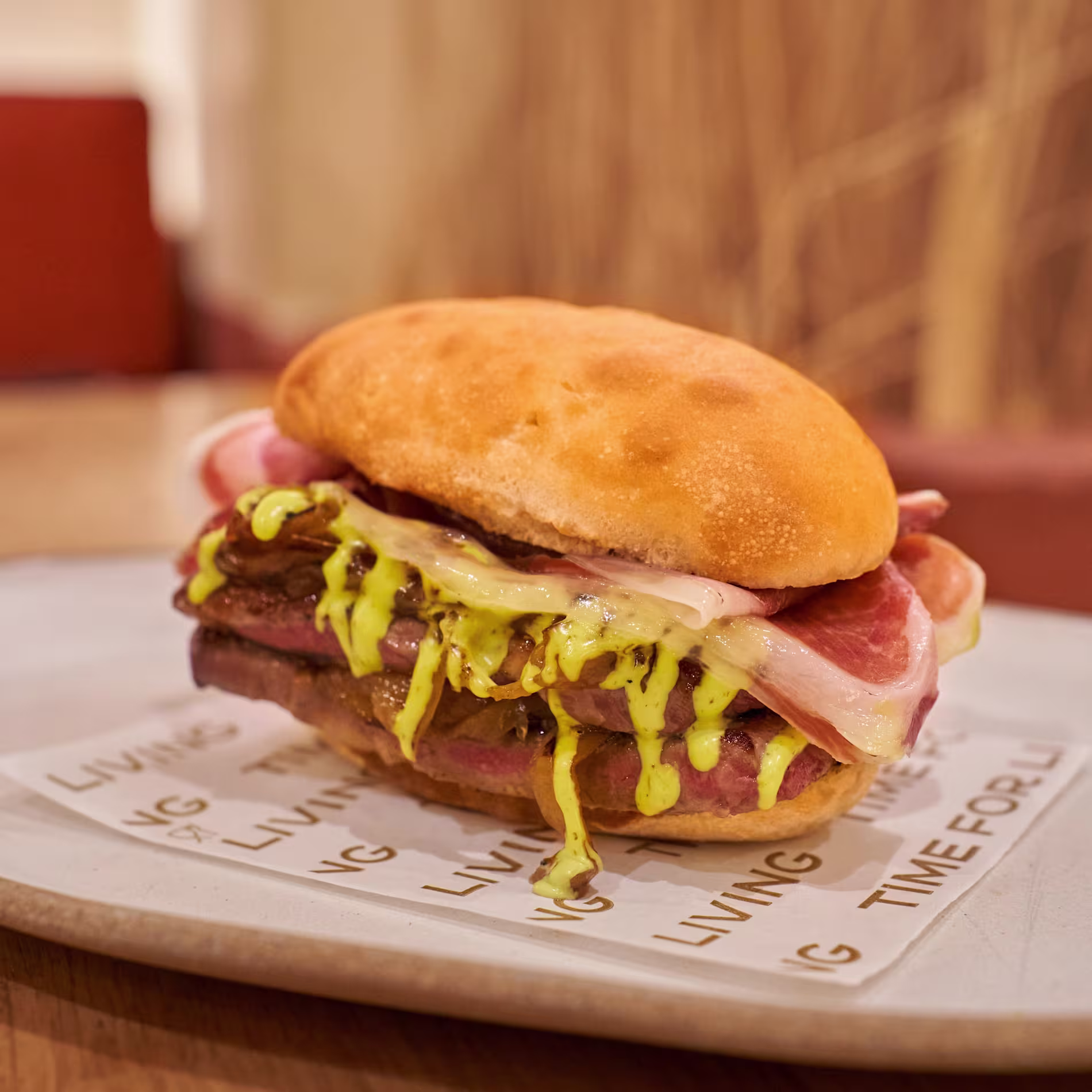 Pan crujiente, jamón irresistible y una explosión de sabor en cada bocado. Este bocadillo de Living Bakkali es pura tentación.